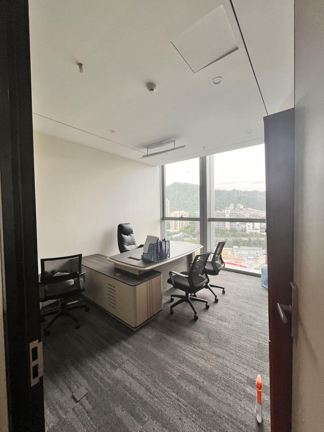Room 10, 15/F, Hong Kong Finance Centre (Independent Suite)